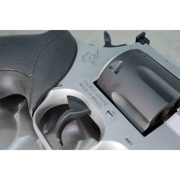 Revolver MODELE 44H HUNTER 8 3/8 DUO TONE 44MAG  Chez DEVILLE ARMORY. Votre armurerie en ligne.