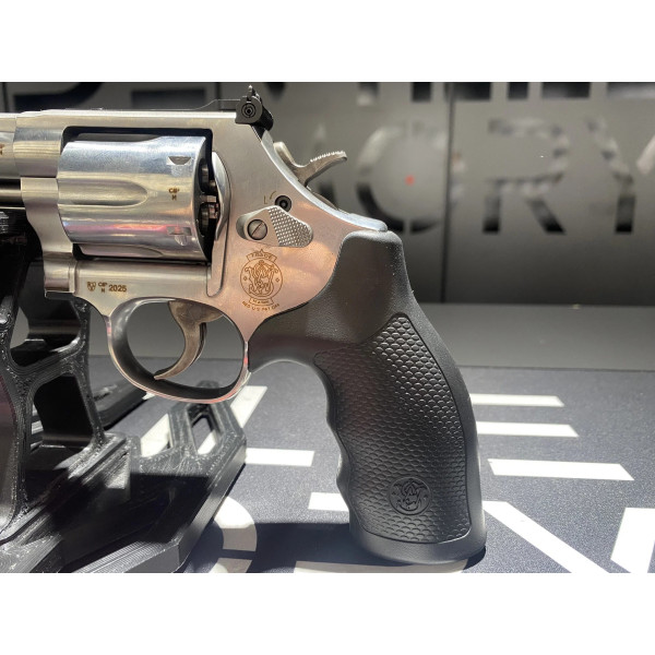 REVOLVER S&W 686 CAL.357 4'' 6CP 164222*+  Chez DEVILLE ARMORY. Votre armurerie en ligne.
