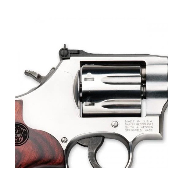 Revolver S&W 686 PLUS LUXE CAL.357MAG CROSSE BOIS 7 COUPS 6" 150712*  Chez DEVILLE ARMORY. Votre armurerie en ligne.