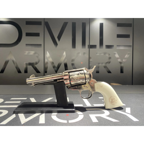 Revolver Pietta Ed. Limitée Trump 1873 SA "47th President" 4"3/4 357Mag  Chez DEVILLE ARMORY. Votre armurerie en ligne.