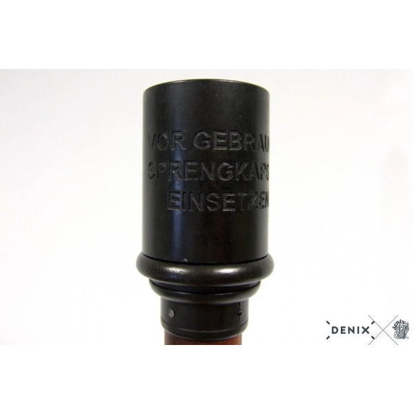 Réplique décorative Denix grenade M24 allemande 1915/1945  Chez DEVILLE ARMORY. Votre armurerie en ligne.