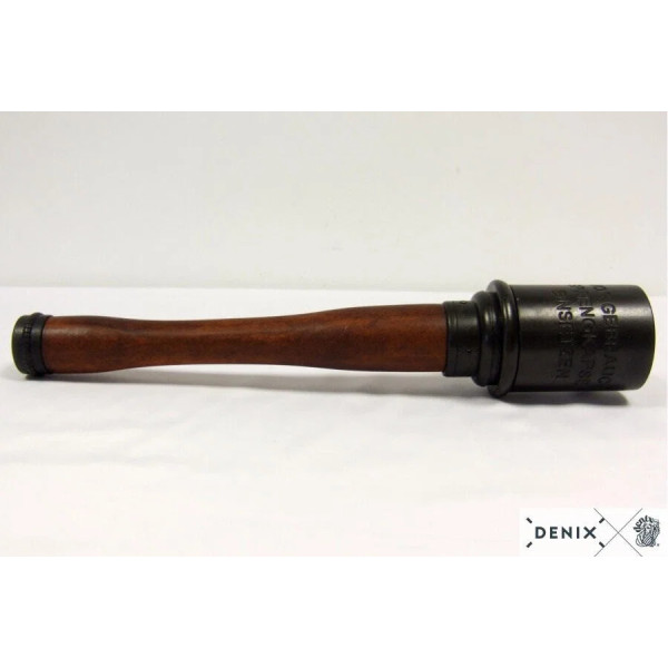 Réplique décorative Denix grenade M24 allemande 1915/1945  Chez DEVILLE ARMORY. Votre armurerie en ligne.