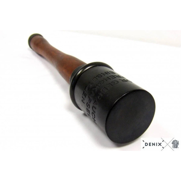 Réplique décorative Denix grenade M24 allemande 1915/1945  Chez DEVILLE ARMORY. Votre armurerie en ligne.