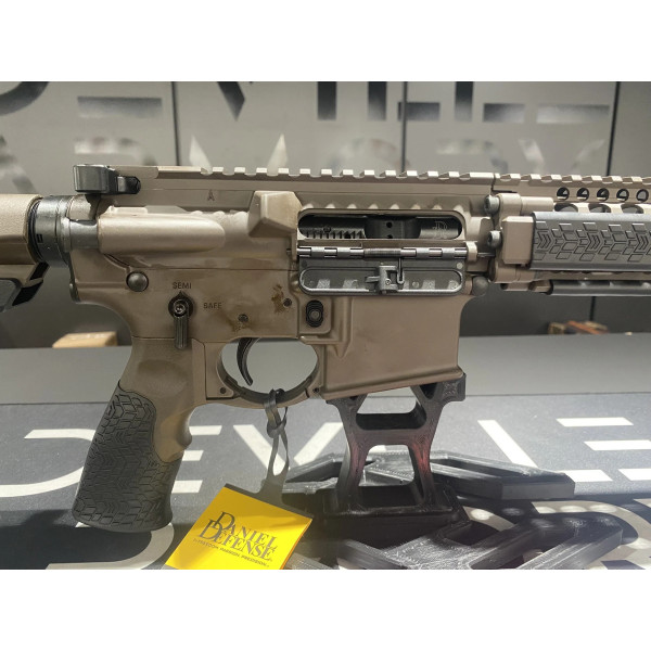 Carabine AR15 DANIEL DEFENSE MK18 10.3'' Brown  Chez DEVILLE ARMORY. Votre armurerie en ligne.