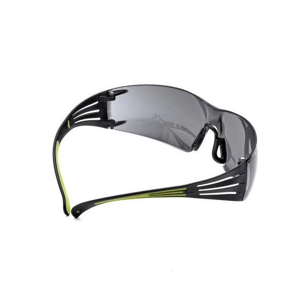 Lunettes de sécurité 3M™ SecureFit™, anti-rayures/antibuée, lentille grise  Chez DEVILLE ARMORY. Votre armurerie en ligne.