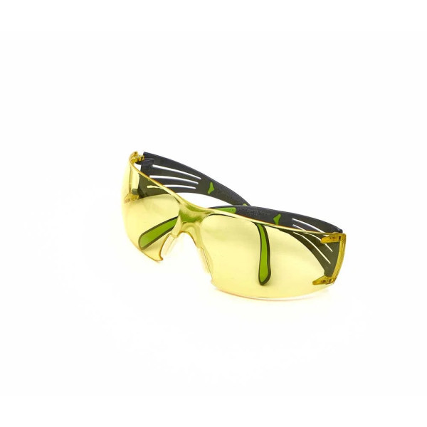 Lunettes de sécurité 3M™ SecureFit™, anti-rayures/antibuée, lentille ambrée  Chez DEVILLE ARMORY. Votre armurerie en ligne.