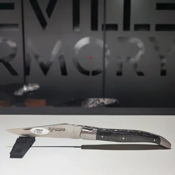 Couteau Laguiole artisanal avec manche en carbone argenté