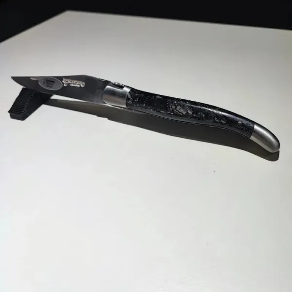 Couteau Laguiole artisanal avec manche en carbone argenté