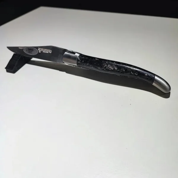 Couteau Laguiole artisanal avec manche en carbone argenté