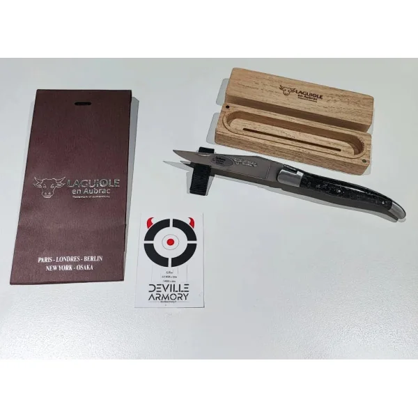 Couteau Laguiole artisanal avec manche en carbone argenté