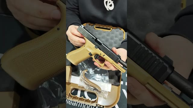 Voir la vidéo : Unboxing Glock 17 Gen5 FR Coyote PSA ARMEE FRANCAISE Pistolet