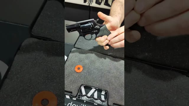 Voir la vidéo : Unboxing Revolver Taurus 605 Black 357mag