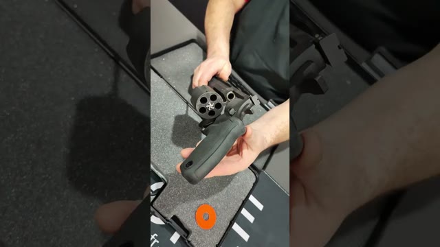 Voir la vidéo : Unboxing Revolver Taurus 460h Hunter 8''38 Black Mat 460s&W