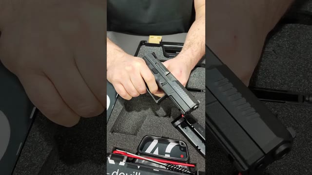 Voir la vidéo : Unboxing Pistolet Cz P 10c Cal 9x19