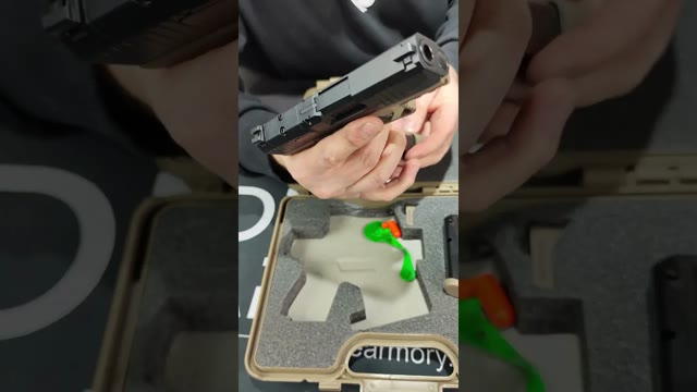 Voir la vidéo : Unboxing METE MC9 METE 9X19 DUAL PISTOLET