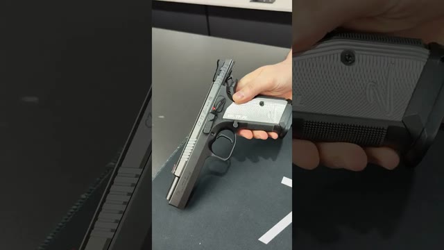 Voir la vidéo : Unboxing Pistolet Cz Ts2 Entry 9x19