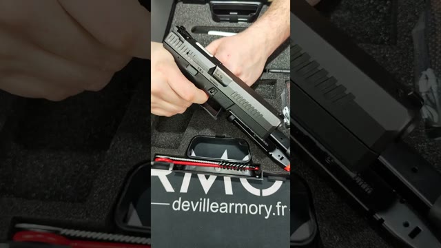 Voir la vidéo : Unboxing Pistolet Cz P 10f 9x19