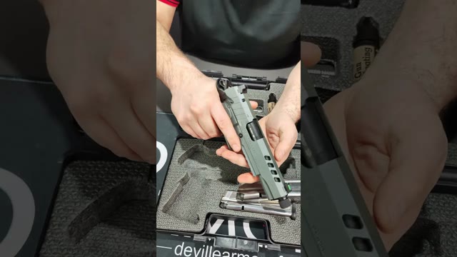 Voir la vidéo : Unboxing Pistolet Tisas 2011 Double Stack Night Stalker 9x19 Optic Ready